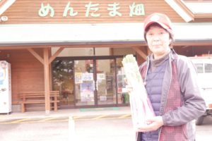 平田ネギをもつ髙橋栄子さん