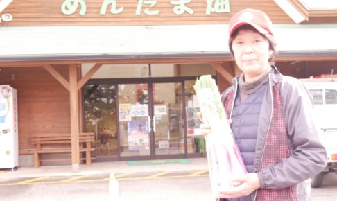 平田ネギをもつ髙橋栄子さん