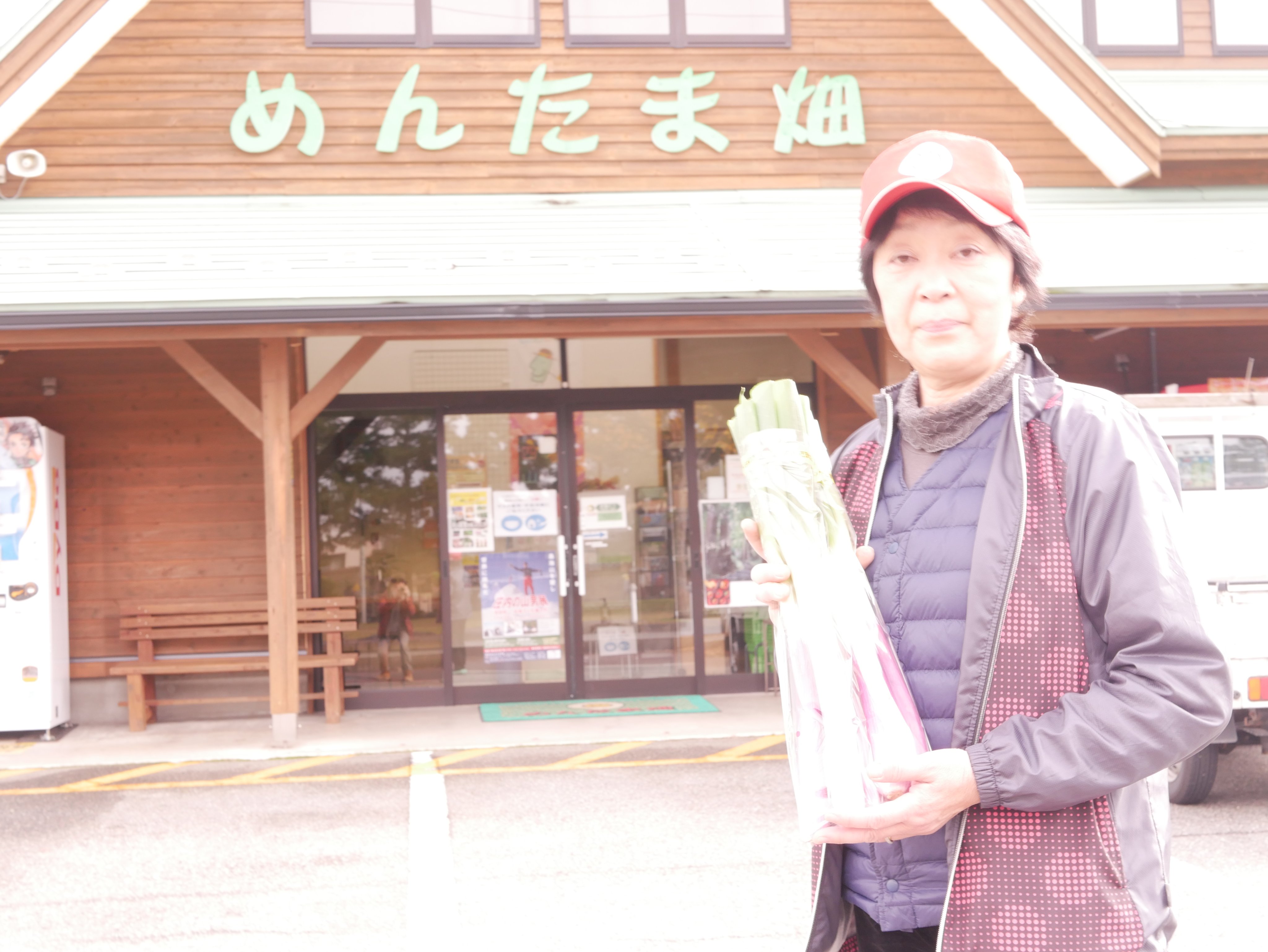 平田ネギをもつ髙橋栄子さん